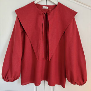 Bluza cu guler ascutit supradimensionat