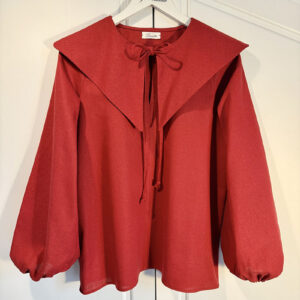 Bluza cu guler ascutit mare